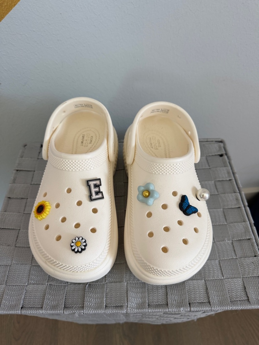 CROCS women / kids Cream Clog Sandals with Flower, Butterfly & Letter Charms